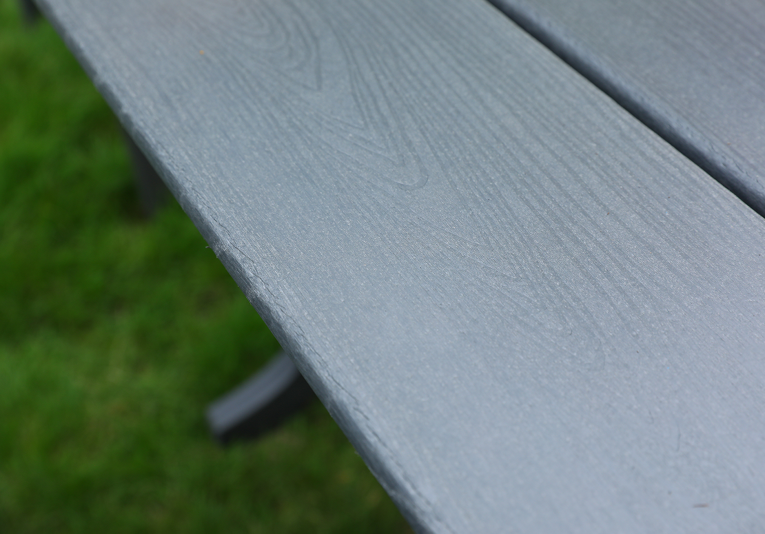 Conjunto de jantar quadrado de 4 peças em HDPE cinza com encosto vertical