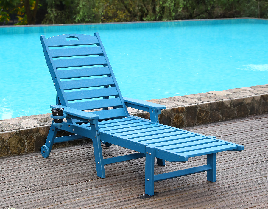 Espreguiçadeira Adirondack azul HDPE pronta para mergulho à beira da piscina